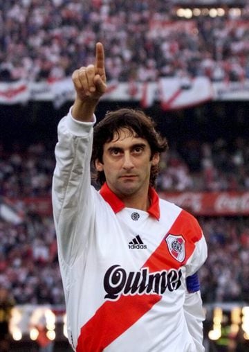 ‘El Príncipe’ firmó por River Plate en 1983, tres años después de comenzar su carrera profesional en el Montevideo Wanderers. También colgó las botas en el millonario jugando cuatro campañas tras su regreso. En total, el uruguayo consiguió cinco ligas, una Libertadores y una Supercopa Sudamericana.