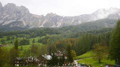 El pelotón pasa por los Dolomites.