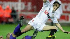 <b>IMPARABLE. </b>Jesús Navas, arrollado por Mario, volvió a firmar bajo la lluvia de Sevilla otro partido de bandera que acerca a los de Nervión a la final de la Copa del Rey.