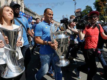 UEFA ambassador Iya Andrushchak and a Brazilian former soccer player Cafu carry the UEFA Champions League trophies at a fane-zone in central Kiev, Ukraine May 24, 2018.  REUTERS/Valentyn Ogirenko