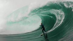 El surfista vasco Axi Muniain surfea un slab en la Costa da Morte (Galicia) en diciembre del 2021. 