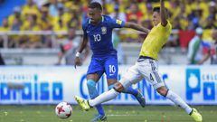 Brazil&#039;s Neymar (L) and Colombia&#039;s Santiago Arias vie for the ball during their 2018 World Cup qualifier football match in Barranquilla, Colombia, on September 5, 2017. / AFP PHOTO / Raul ARBOLEDA