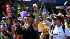 En el Día de la Eliminación de la Violencia contra la Mujer, mujeres en Guatemala marchan en favor de sus derechos, incluidos los de las mujeres trans.