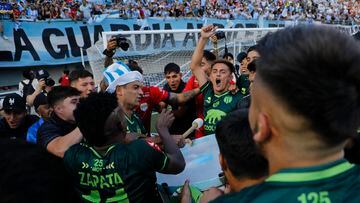 Futbol, Deportes Recoleta vs Magallanes
Fecha 30, campeonato de ascenso 2022.
Los jugadores de Magallanes celebran la victoria de primera B disputado en el estadio Bicentenario de La Florida, en Santiago, Chile.