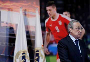 Real Madrid president Florentino Pérez welcomes Luka Jovic to Real Madrid.