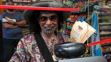 Hawthorne, CA - July 29: Ngamako Patra buys her Mega Millions lottery, as jackpot tops $1 billion, at Bluebird Liquor  on Friday, July 29, 2022 in Hawthorne, CA. (Irfan Khan / Los Angeles Times via Getty Images)