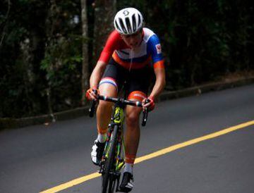 Día 2 | La ciclista holandésa Annemiek van Vleuten lideraba la competencia pero a 10 km de la meta sufrió una aparatosa caída que la dejoó fuera del podio. 