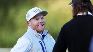 PEBBLE BEACH, CALIFORNIA - FEBRUARY 04: Boxer Canelo Alvarez talks to musician Jake Owen during the second round of the AT&T Pebble Beach Pro-Am at Spyglass Hill Golf Course on February 04, 2022 in Pebble Beach, California.   Jed Jacobsohn/Getty Images/AFP
== FOR NEWSPAPERS, INTERNET, TELCOS & TELEVISION USE ONLY ==