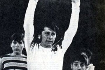 Entre los ídolos máximos de Colo Colo. Talentoso y goleador, mantiene el récord histórico de más goles por torneos nacionales en Chile con 215. 