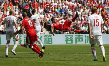 El jugador suizo marca el 1-1 ante Polonia con una espectacular chilena durante el partido de octavos de final de la Eurocopa 2016.