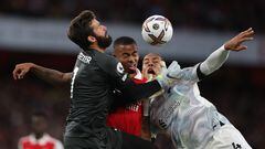 Liverpool's Brazilian goalkeeper Alisson Becker (L) and Liverpool's Dutch defender Virgil van Dijk (R) clash with Arsenal's Brazilian striker Gabriel Jesus during the English Premier League football match between Arsenal and Liverpool at the Emirates Stadium in London on October 9, 2022. (Photo by Adrian DENNIS / AFP) / RESTRICTED TO EDITORIAL USE. No use with unauthorized audio, video, data, fixture lists, club/league logos or 'live' services. Online in-match use limited to 120 images. An additional 40 images may be used in extra time. No video emulation. Social media in-match use limited to 120 images. An additional 40 images may be used in extra time. No use in betting publications, games or single club/league/player publications. / 
