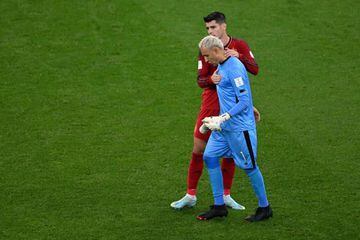 Álvaro Morata consolando al portero Keylor Navas después del partido. Ambos jugadores fueron compañeros en el Real Madrid.