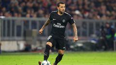 MUNICH, GERMANY - DECEMBER 05:  Dani Alves of PSG Paris runs with the ball during the UEFA Champions League group B match between Bayern Muenchen and Paris Saint-Germain at Allianz Arena on December 5, 2017 in Munich, Germany.  (Photo by Alexander Hassens