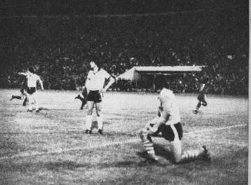 En 1979 Colo Colo y Universidad de Chile definieron por única vez la Copa Chile, que se jugaba bajo el nombre de Copa Polla Gol. 2-1 ganaron los azules con goles de Luis Alberto Ramos y Héctor Hoffens. Descontó Atilio Herrera.