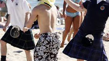 <b>SOL Y SELECCIÓN. </b>Unos hinchas escoceses, ayer, se divierten en la playa de Alicante mientras los bañistas miran asombrados.