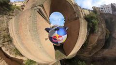El atleta de Red Bull Dani Rom&aacute;n cruzando el puente nuevo de Ronda (M&aacute;laga, Andaluc&iacute;a, Espa&ntilde;a) en traje de alas, visto en POV desde una c&aacute;mara en el casco. 