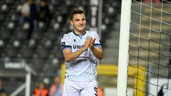 CHARLEROI, BELGIUM - AUGUST 26 : Jutgla Ferran forward of Club Brugge celebrates the win during the Jupiler Pro League match between Sporting Charleroi and Club Brugge on August 26, 2022 in Charleroi, Belgium, 26/08/2022 ( Photo by Philippe Crochet / Photonews via Getty Images)