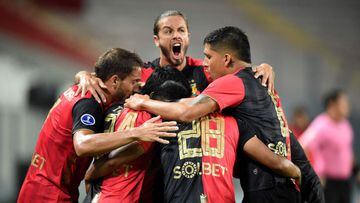 Melgar&#039;s Alexis Arias (C) hugs his teammates after scoring a goal during the Copa Sudamericana football tournament all-Peruvian first round match against CA Mannucci at the National Stadium in Lima on April 8, 2021. (Photo by ERNESTO BENAVIDES / AFP)
