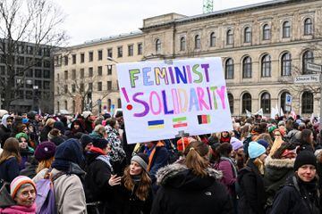 La gente asiste a una manifestación para conmemorar el Día Internacional de la Mujer bajo el lema "juntas somos poderosas", en el Invalidenpark, en Berlín.