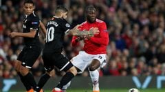 Soccer Football - Champions League Round of 16 Second Leg - Manchester United vs Sevilla - Old Trafford, Manchester, Britain - March 13, 2018   Manchester United&#039;s Romelu Lukaku in action with Sevilla&rsquo;s Ever Banega            REUTERS/David Klei