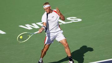 Indian Wells (United States), 15/03/2023.- Alejandro Davidovich Fokina of Spain in action against Daniil Medvedev of Russia during the BNP Paribas Open tennis tournament at the Indian Wells Tennis Garden in Indian Wells, California, USA, 15 March 2023. (Tenis, Abierto, Rusia, España, Estados Unidos) EFE/EPA/JOHN G. MABANGLO
