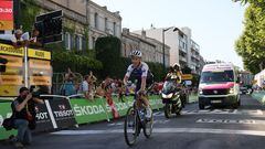 El ciclista danés del Quick-Step Michael Morkov llega fuera de control a la meta de Carcasona en la decimoquinta etapa del Tour de Francia.