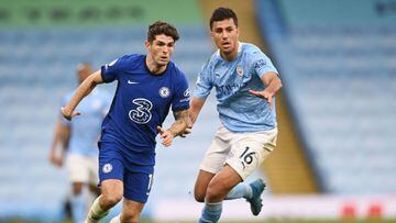 Manchester (United Kingdom), 08/05/2021.- Rodrigo of Manchester City (R) in action against Christian Pulisic of Chelsea (L) during the English Premier League soccer match between Manchester City and Chelsea FC in Manchester, Britain, 08 May 2021. (Reino U