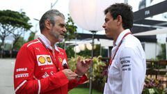 Maurizio Arrivabene, jefe de Ferrari, hablando con Toto Wolff, jefe de Mercedes en Singapur.