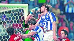 <b>DECISIVO. </b>El portero del Sporting Cuéllar tuvo grandes intervenciones, como esta salida ante Sánchez.