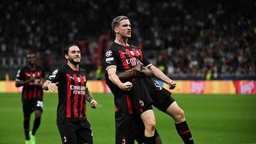 AC Milan's Belgian forward Alexis Saelemaekers (C) celebrates with teamamtes after scoring during the UEFA Champions League Group E football match between AC Milan and Dinamo Zagreb at the San Siro stadium in Milan on September 14, 2022. (Photo by MIGUEL MEDINA / AFP)