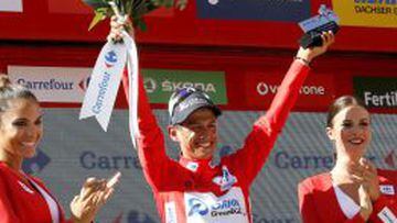 El colombiano celebra al recuperar la camiseta roja de la Vuelta a Espa&ntilde;a.