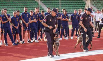 Los jugadores de la Selección atentos a la exhibición de La Unidad de Guías Caninos de la Policía Nacional.