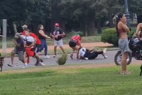 Bochorno internacional: hinchas de Colo Colo se pelean entre sí en Mendoza