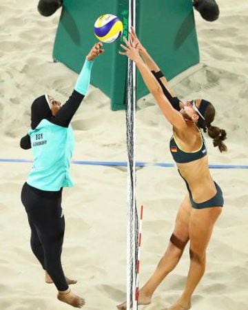 Día 2 | El partido de voleibol entre Egipto y Alemania ha dejado una de las imágenes de los Juegos Olímpicos. El contraste entre el bikini de las alemanas y el la ropa de las egipcias completamente tapadas.