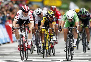 Mark Cavendish (r) and Andre Greipel (L)race to the line at Tour de France