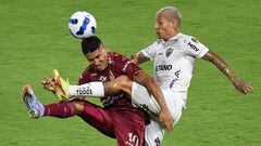 Colombia's Deportes Tolima Daniel Casta�o (L) and Brazil's Atletico Mineiro Guilherme Arana (R) vie for the ball during the Copa Libertadores group stage first leg football match at the Manuel Murillo Toro stadium in Ibague, Tolima department, Colombia, on April 6, 2022. (Photo by Daniel Munoz / AFP)