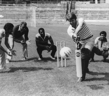 Hurst también jugó cricket a nivel profesional en equipos como Essex y Lancashire.