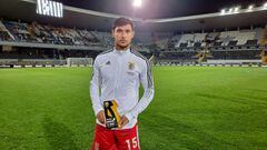 Yaremchuk con el premio al jugador del partido entre el Vit&oacute;ria y el Benfica.