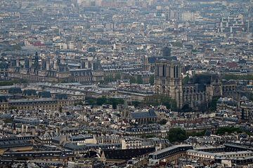 Vista aérea de París con la Catedral al día siguiente de ser dañada de gravedad por un gran incendio.