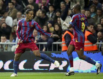 Una de las ovaciones que más se recuerdan. El jugador del Barcelona, Ronaldinho. tras una espléndida actuación en territorio blanco fue aplaudido por la eterna afición rival. 