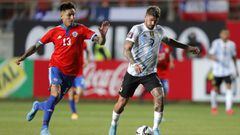 CALAMA, CHILE - JANUARY 27: Rodrigo De Paul of Argentina fights for the ball with Erick Pulgar of Chile during a match between Chile and Argentina as part of FIFA World Cup Qatar 2022 Qualifiers at Zorros del Desierto Stadium on January 27, 2022 in Calama