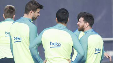 Piqu&eacute;, Su&aacute;rez y Messi conversan durante un entrenamiento del Barcelona.