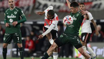 River Plate's Uruguayan midfielder Nicolas De La Cruz (C) vies for the ball with Sarmiento's Paraguayan midfielder Fernando Martinez (R) during their Argentine Professional Football League Tournament 2022 match at El Monumental stadium in Buenos Aires, on July 31, 2022. (Photo by ALEJANDRO PAGNI / AFP)