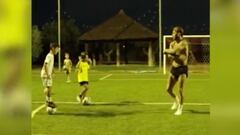 El futbolista sevillano pasa sus ratos libres entrenando y compartió este gracioso momento junto a sus hijos.