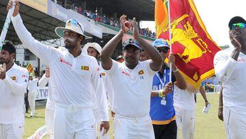 Sri Lanka&#039;s captain Angelo Mathews (C) and teammates celebrate victory in the third and final Test match between Sri Lanka and Australia at The Sinhalese Sports Club (SSC) Ground in Colombo on August 17, 2016. / AFP PHOTO / LAKRUWAN WANNIARACHCHI