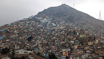 Aerial view of the shantytown on the San Cristobal hill on the outskirts of Lima, taken on May 24, 2020 during the COVID-19 coronavirus pandemic. - Overcrowded neighbourhoods and a big population within poverty levels are a big challenge Latin American countries are facing during this global pandemic. (Photo by Cris BOURONCLE / AFP)