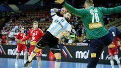 Malmo (Sweden), 21/01/2023.- Goalkeeper Dragan Pechmalbec (R) of Serbia and Lucas Dario Mosceriello (L) of Argentina in action during the IHF Men's World Championship handball match, Main Round group 4, between Bahrain and Egypt, in Malmo, Sweden, 21 January 2023. (Balonmano, Bahrein, Egipto, Suecia) EFE/EPA/Andreas Hillergren SWEDEN OUT
