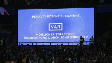 Revisi&oacute;n del VAR durante el PSG - Leipzig de la Champions League