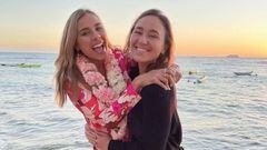 Las hermanas Carissa y Cayla Moore se abrazan frente a la costa de Haw&aacute;i. 