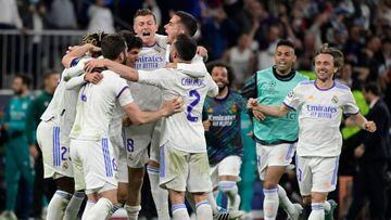 Real Madrid's German midfielder Toni Kroos (C) and teammates celebrate at the end of the UEFA Champions League semi-final second leg football match between Real Madrid CF and Manchester City at the Santiago Bernabeu stadium in Madrid on May 4, 2022. (Photo by JAVIER SORIANO / AFP) (Photo by JAVIER SORIANO/AFP via Getty Images)